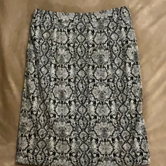 41 Hawthorn Dresses & Skirts - Black & White Snake Print Pencil Skirt by 41 Hawthorn - Size Petite Medium